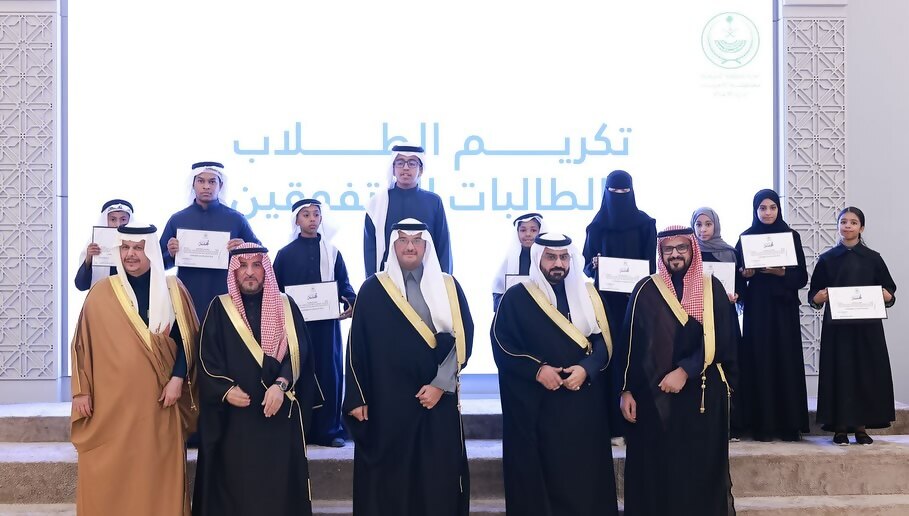 صاحب السمو الملكي الأمير سعود بن طلال بن بدر محافظ الأحساء يكرّم رواد التميز من طلاب ‘اللجنة الوطنية لرعاية السجناء والمفرج عنهم واسرهم’ وأمهاتهم المثاليات